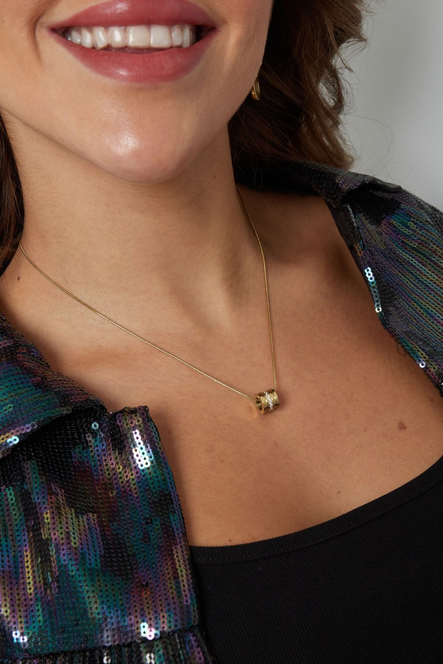 Halskette mit rundem Anhänger – Goldfarbe - Goldfarbefarbe Bild4